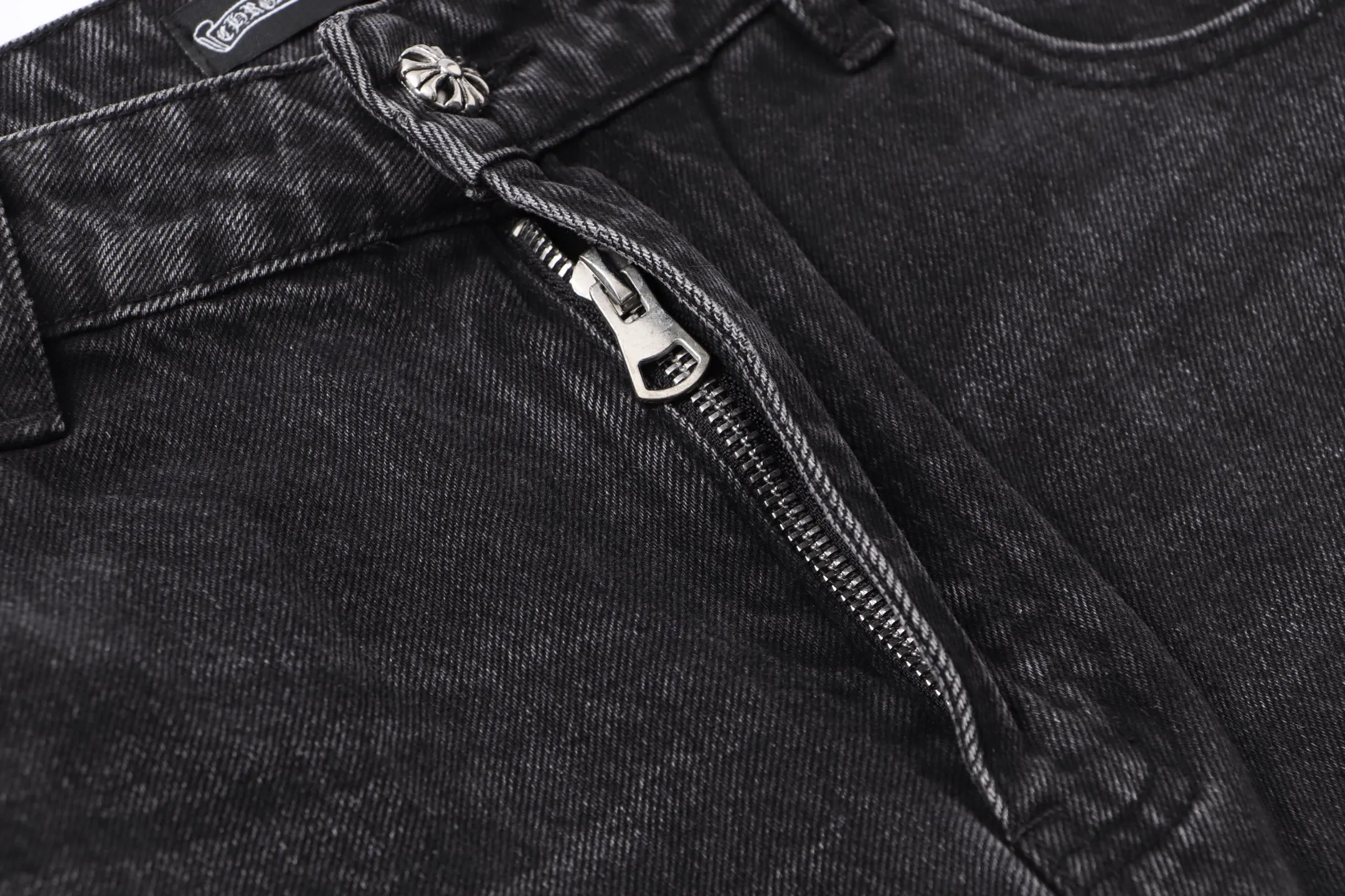 P260 Style number: H80 Croxin & 𝐂𝐡𝐫𝐨𝐦𝐞 𝐇𝐞𝐚𝐫𝐭 ss25 black leather Sanskrit fine jeans. Styles with different washed textures are very friendly to people with thin legs. The slightly flared version perfectly modifies the leg shape. The timeless and moderate length makes it easy to match and match. It is the basis for various styles and is a must-have in your wardrobe! The fabric is stiff but also makes the upper body soft without losing texture. The washing process is even more perfect. It is a must-have item for everyone! ! ! Washed wheat, hang tag, pants label, three labels complete Color: black Size: 30-32-34-36